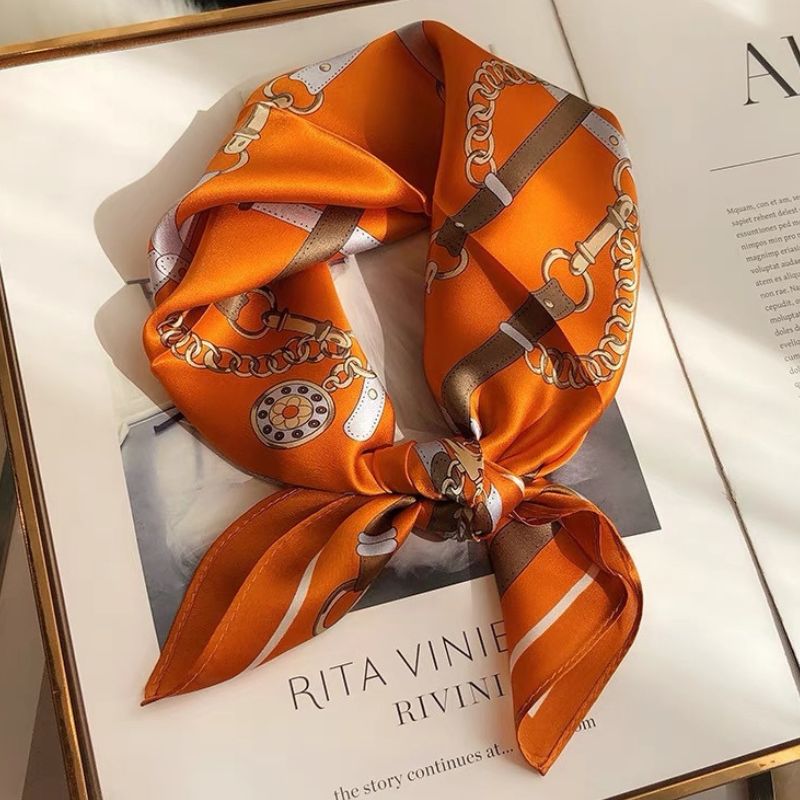 Carré de soie 100% - Motif Sellerie Royale (53×53 cm)