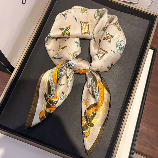 Carré de soie 100% – Motif Harnais & Fleurs (68×68 cm)