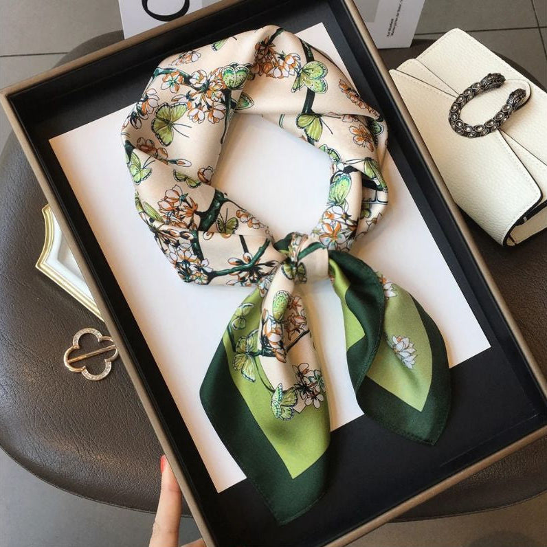 Carré de soie 100% – Motif Jardin Printanier (68×68 cm)