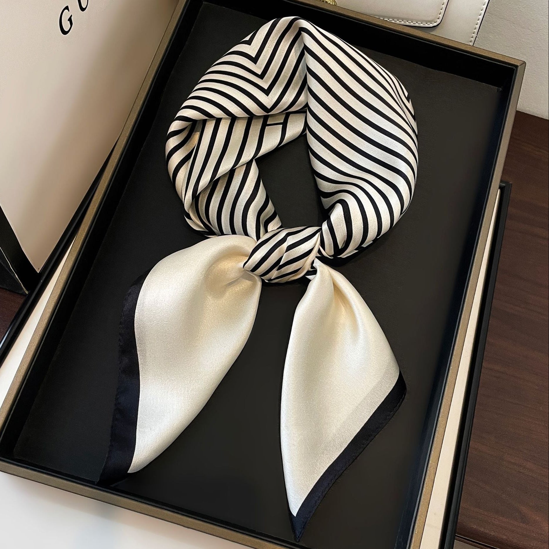 Carré de soie de mûrier 100% – Motif Riviera Rayé (70x70 cm)