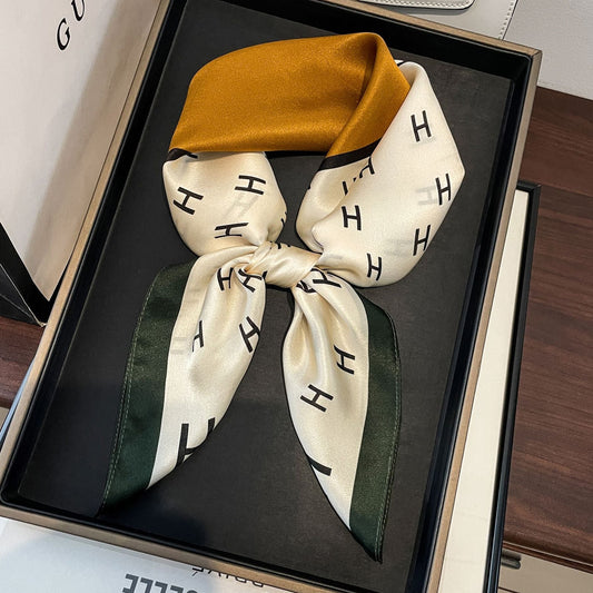 Carré de Soie 100% – Motif Héritage H (70x70cm)