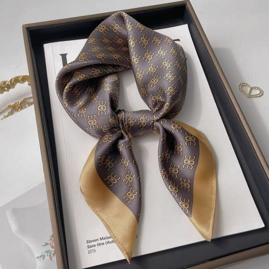 Carré de soie 100% – Motif Monogramme Impérial (68×68 cm)